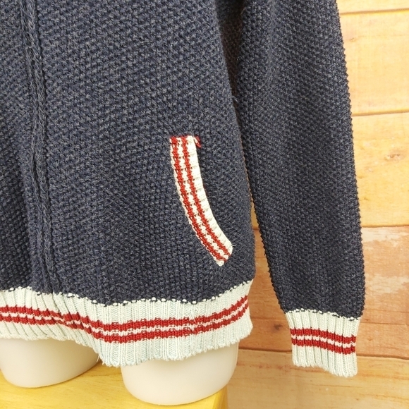 FULL zip knitted cabin sweater cardigan Made in Canada Size small - Picture 4 of 9